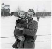 Svensk soldat håller ett barn.
