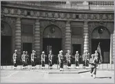 Statens Järnvägar SJ driftvärn, Karlshamns division, vaktavlösning på Stockholm slotts yttre borggård.
