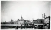 Tåg 97 passerar över södra järnvägsbron på sträckan mellan Riddarholmen och Mälarstrand 1938.