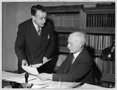 Byråassistent Sölve Falk och Överkontrollör J.T. Stolpe.