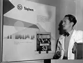 Magnusson visar reklam för Tåghem.