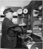 Lokförare i förarhytten i Ellok. Statens Järnvägar, SJ Dk.