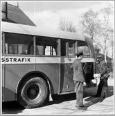 Busschaufför utanför buss. Köping-Uttersberg-Riddarhyttan, KURJ.