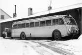 Statens Järnvägar, SJ buss 1219 med gengasaggregat. SJ släpvagn 6645.