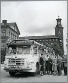 Scania-Vabis B63 turistbuss vid stadshuset. Statens Järnvägar, SJ buss 2286.