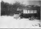 Buss av äldre modell som gick mellan Tanums station och Grebbestad 1911-1915. Premiärturen gick den 22 juni 1911 och kostade 1 krona.