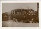Buss av äldre modell som gick mellan Tanums station och Grebbestad 1911-1915. Premiärturen gick den 22 juni 1911 och kostade 1 krona.