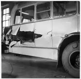 Kollisionskadad buss, Statens Järnvägars, SJ buss 2496.