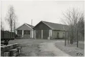 Garage till fordon och stall för tågvagnar.