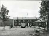 Statens Järnvägar, SJ buss 1877 utanför turistanläggning på Nordkalotten.