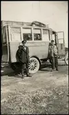 Chaufför och konduktör utanför en buss som trafikerar linjen Malmö - Kvarnby - Tullstorp år 1922.