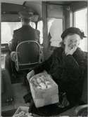 Chaufför och kvinna med ägg i buss.
