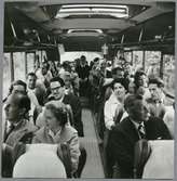 Resenärer ombord buss.