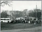 Folksamling vid Statens Järnvägar, SJ busstation i Sigtuna.