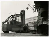 Virkeshantering med större gaffeltruck i Liljeholmen.