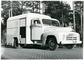 Lastbil International Harvester L-Series årsmodell 1949-1952 chassi med påbyggt skåp.