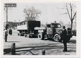 Lastbil Kaelble drar tungt lastad godsvagn på vagnbjörn.