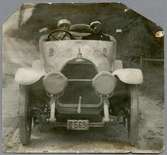 Lotte Breijer med passagerare i Opel från 1910 - 1920 talet. Registreringsnummer II 569.