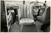 Interiör vid förarplats på buss.