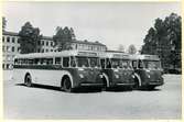 Statens Järnvägar, SJ Buss 1884, SJ Buss 1883, SJ Buss 1885. Samtliga dessa bussar trafikerade vid tidpunkten för bilden sträckan Stockholm - Göteborg.