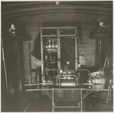 Inredning i hjälpvagn med ispårningsmaterial.