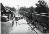 Resande på Duvnäs station.