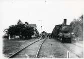 Resande på Gagnef station. Södra Dalarnes Järnväg, SDJ lok 3 