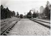 Repbäcken station. Gävle-Dala Järnvägar, GDJ tåg 71 till vänster och Södra Dalarnes Järnväg, SDJ tåg 2 till höger.