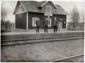 Stationskarlar Hedström och Brodén samt stationsmästare Per Gustaf Åsbrink poserar vid Repbäcken station.