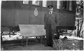 Nils Ahlberg poserar framför Ingenjör G. Wennlunds vagn, Södra Dalarnas Järnväg, SDJ B-vagn 1.