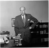 Överingenjör Nils H. Gudmundsson visar rälsprofil.