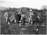 Stationsinpektor Karl Tirén vid ett sameläger i närheten av Nikkaluokta. Tirén är mannen längst till höger i bild.