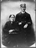 Stationsmästare Gustaf Unge tillsammans med sin hustru.
