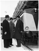 Generaldirektör Erik Gustaf Johan Upmark, Distriktschef  Elwing och Överingenjör Alström vid ett dieselpneumatiskt lok.