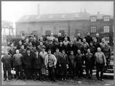 Halmstad-Nässjö Järnvägars verkstadspersonal framför maskinhallen i Halmstad.