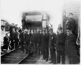 Stationspersonal på bangården i Krylbo. Statens Järnvägar, SJ Na 1169.