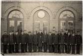 Gruppfoto av personal utanför Laxå stationshus 1882.