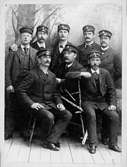 Gruppfoto av lokförare och eldare. Andre man från vänster, övre raden är eldare Carl August Lundqvist.