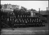 Gruppfoto på stationspersonalen vid lokstallarna i Tomteboda. Statens Järnvägar, SJ A 1014.