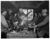 Regissören Weyler Hildebrand sjunger och spelar gitarr för rallarna i filmen 