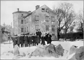 Gruppfoto från Järnvägsskolan utanför Klara badinrättning.