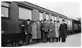 Tjänstgöringsnämndens ledamöter på stationen i Vansbro. salongsvagns Statens Järnvägar, SJ Ao3 1246.
