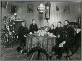 Banvakt Johan August Johansson med familj i banvakststugan vid Rockviksdalen på julafton år 1895.