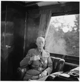 Konung Gustaf V i kungliga vagnen.