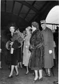 Drottning Ingrid av Dannmark, prinsessan Louise (sedemera Drottning av Sverige). Prins Carl och prinsessan Ingeborg på stationen i Stockholm.