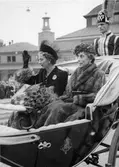 Drottning Ingrid av Dannmark och prinsessan Ingeborg åker kortege.