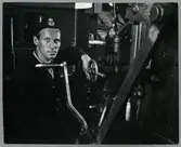 Lokförare i förarhytten på ett ånglok.