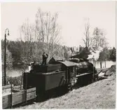 Vattenpåfyllning i ett ånglok från Trafikaktiebolaget Grängesberg – Oxelösunds Järnvägar, TGOJ.