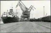 Fartyg och kran vid Oxelösund hamn.