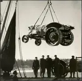 Lastning av traktor via kran i Oxelösunds hamn.